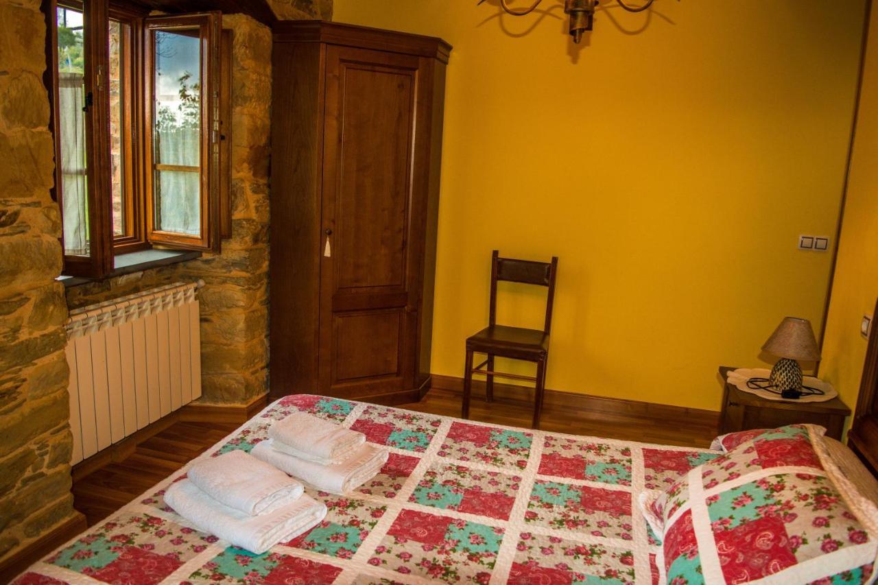 Apartamentos Rurales Tia Vicenta ซานตาเอวลาเลีย เด โอสโกส ภายนอก รูปภาพ